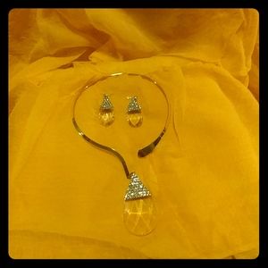 Gold metal necklace with teardrop charm